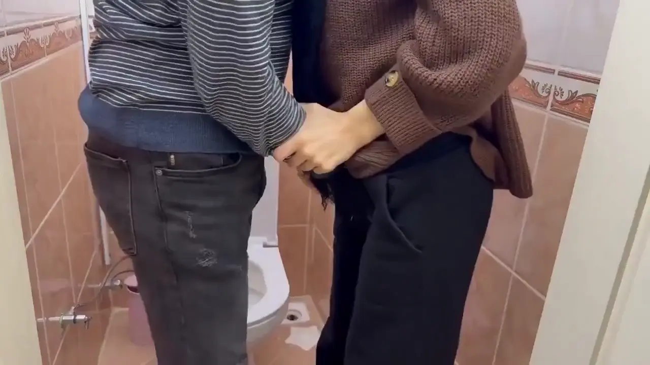 Azgınlıktan restoran tuvaletinde sikişmişler