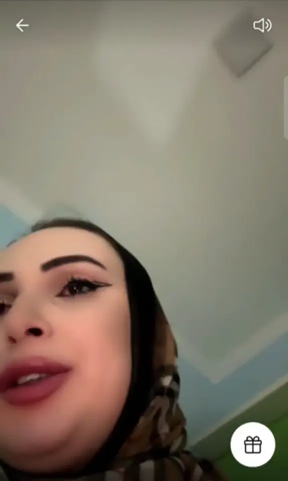 Türbanlı hatunu balkonda götürüyor