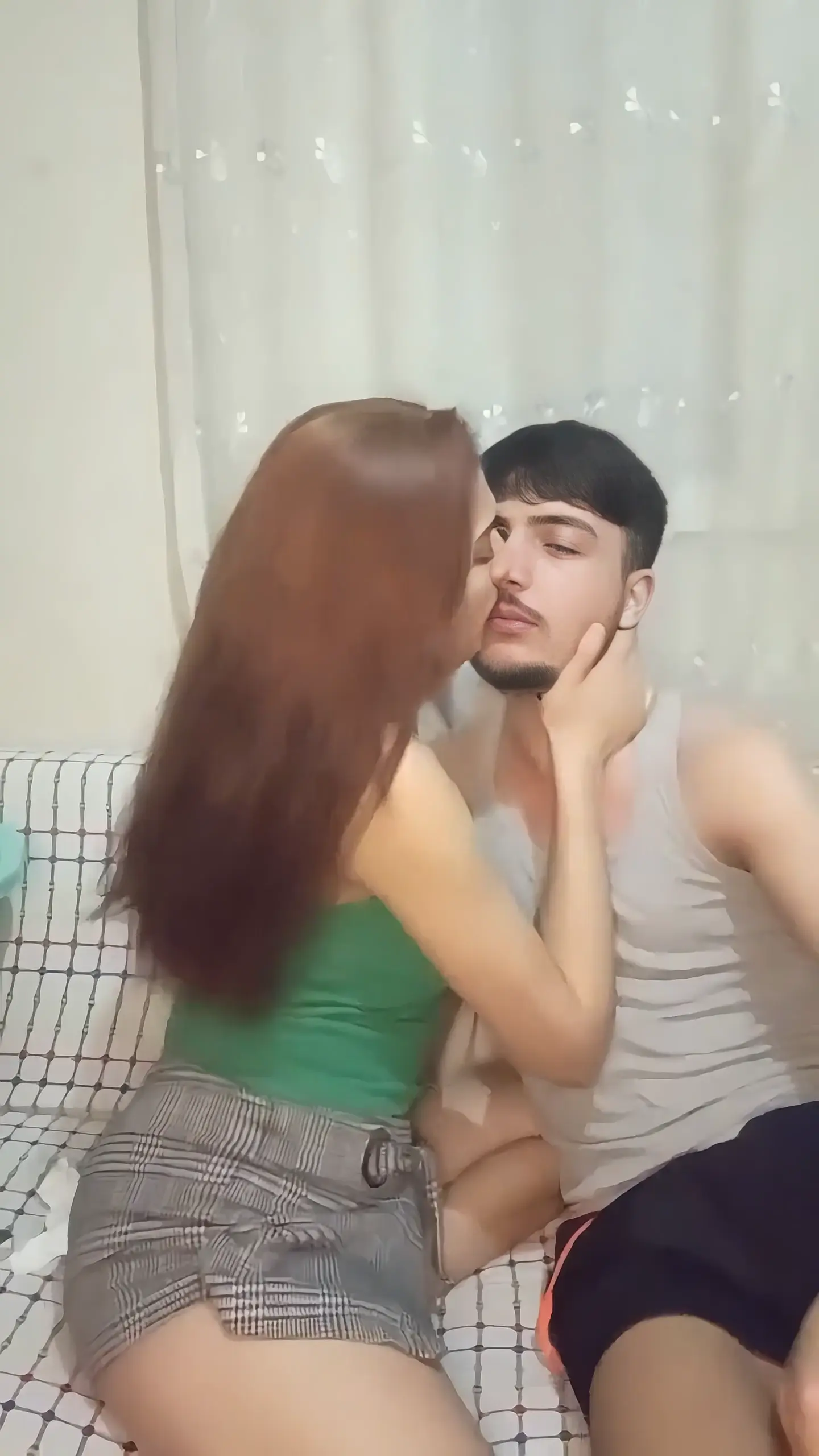 Kizin girtlagina bosaliyor
